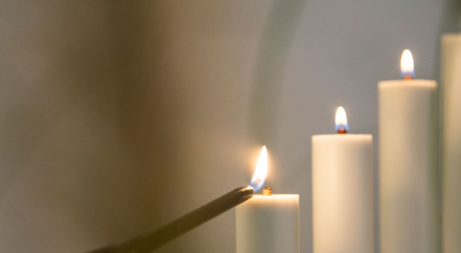 Leuchtende Kerzen als Symbol für das Gedenkportal von Wicke Bestattungen