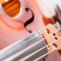 Geige als Symbol für Trauermusik in der Trauerhalle von Wicke Bestattungen in Altenbauna